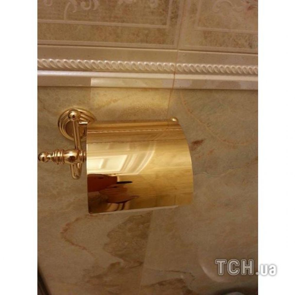 Позолота на деталях сантехники в кабинете Пшонки