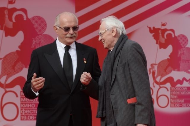 Президент Московского международного кинофестиваля Никита Михалков (слева) и режиссер Владимир Наумов.