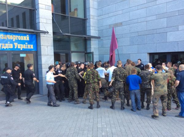 Драка сотни Майдана и милиции перед съездом судей в Киеве