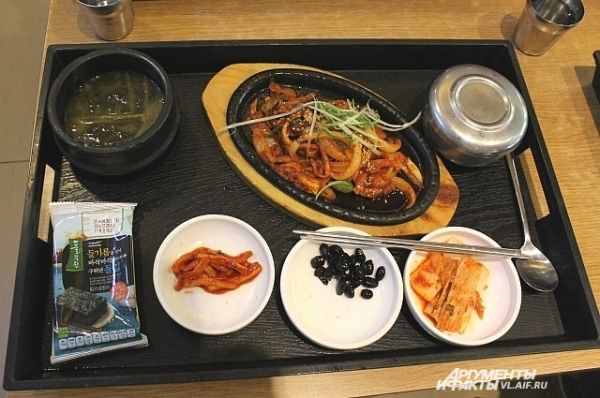 Самое приятное в корейской кухне - заказываешь одно блюдо, а к нему подают ещё несколько.