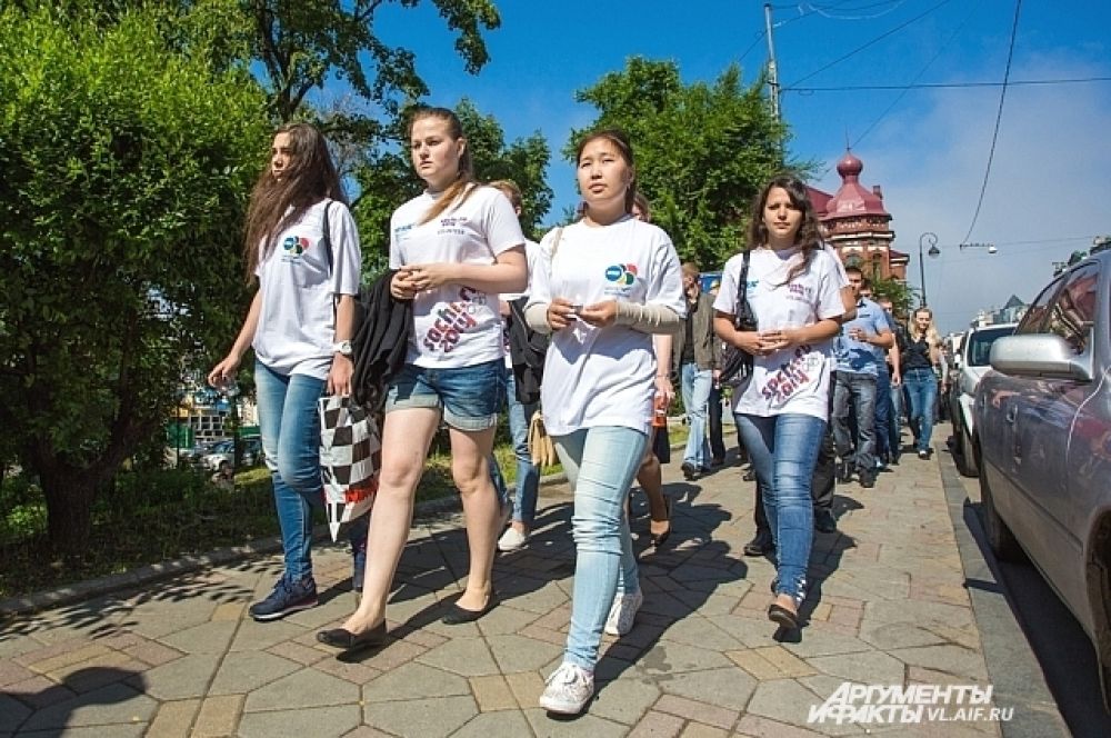 Горожане тоже приняли участие в шествии.