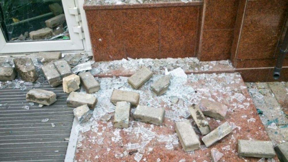 Неизвестные разгромили «Сбербанк России» в Киеве