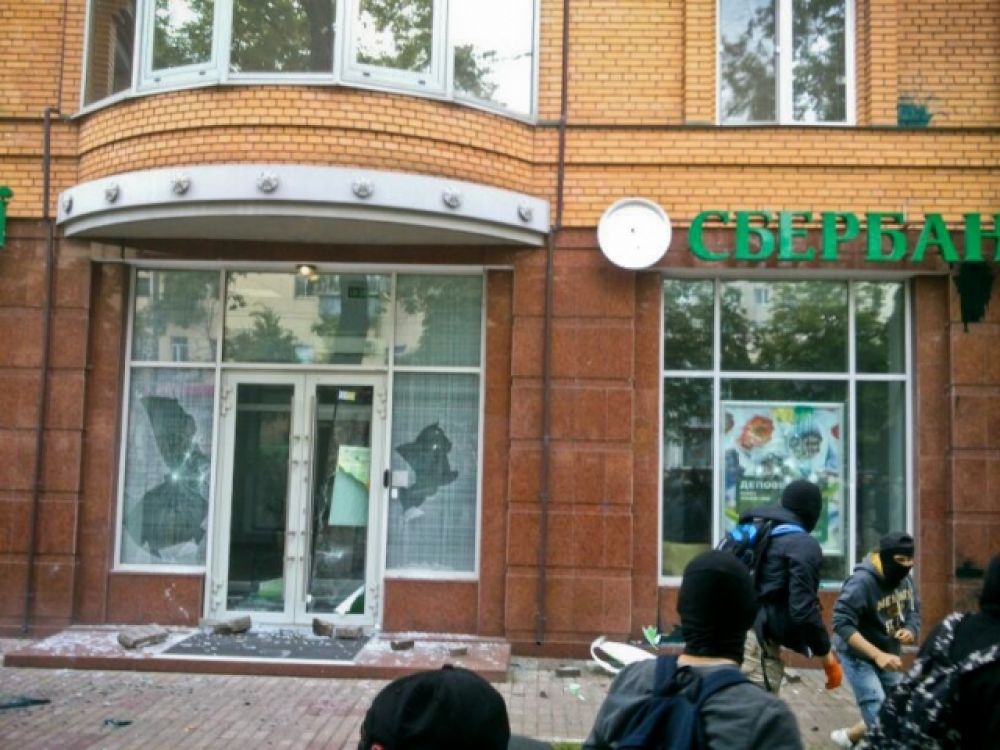 Неизвестные разгромили «Сбербанк России» в Киеве