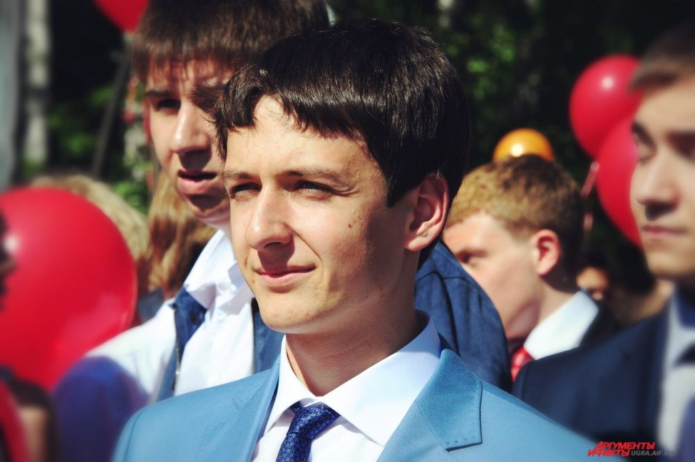 Выпускной бал для старшеклассников Ханты-Мансийска мог быть сорван из-за плохой погоды. Однако, 20 июня природа подарила настоящий праздник выпускникам.