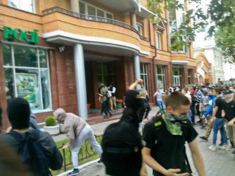 Неизвестные разгромили «Сбербанк России» в Киеве