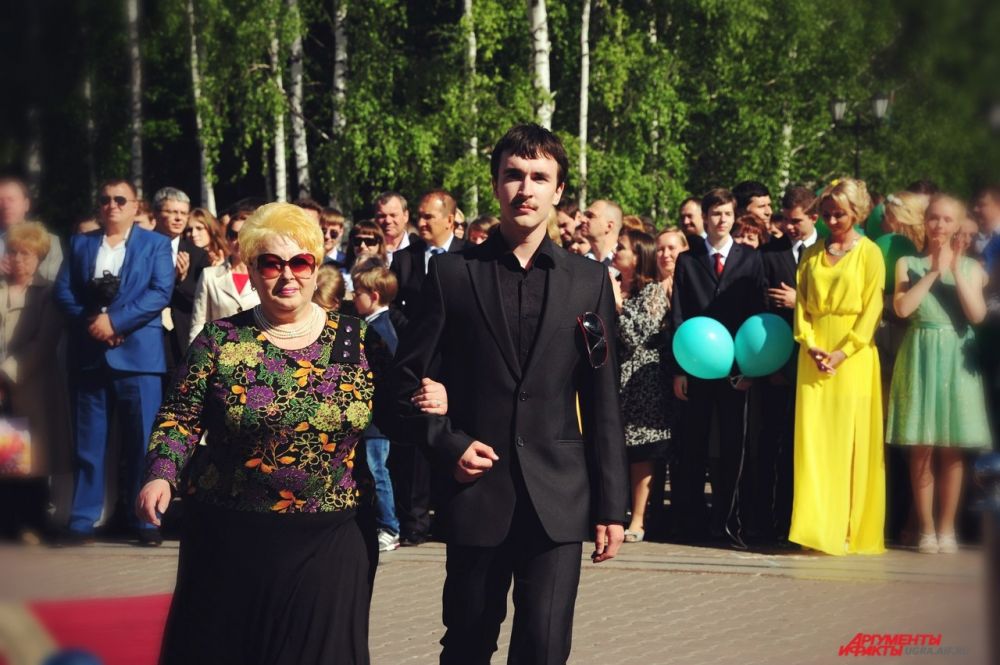 В начале церемонии старшеклассники прошли по красной ковровой дорожке со своими родителями.