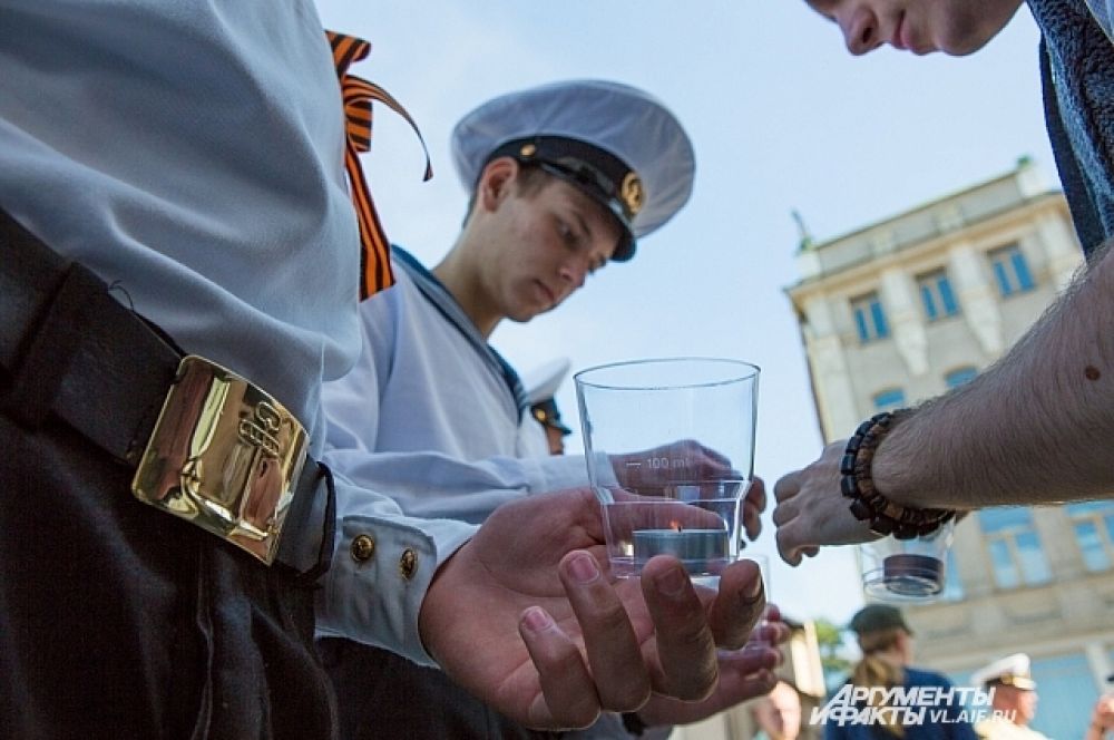Свечи старались уберечь от ветра.