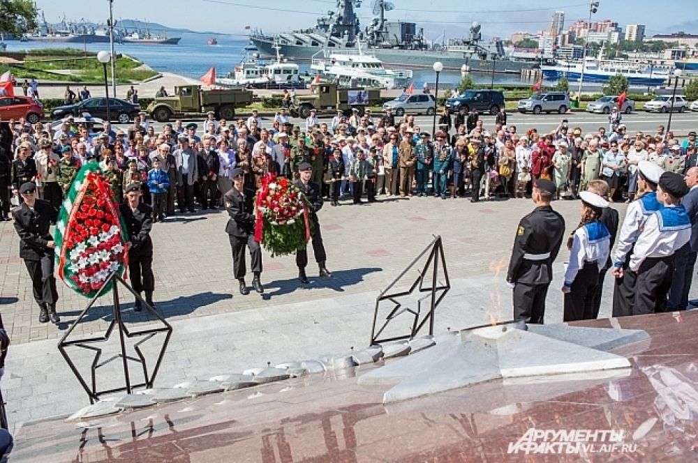 Возложение венков у мемориала, посвящённого подвигу народа в Великой отечественной войне.