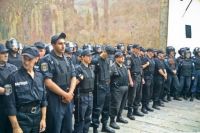 Милиция охраняет вход в Лавру