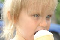 Врачи не рекомендуют есть мороженое детям до трёх лет.