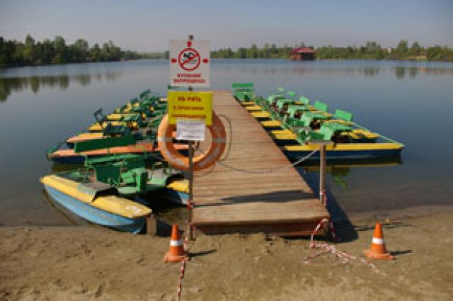 На некоторых пляжах Приангарья установлены таблички о запрете купания.