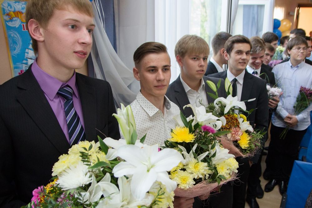 Ребята приготовились дарить учителям букеты цветов. 