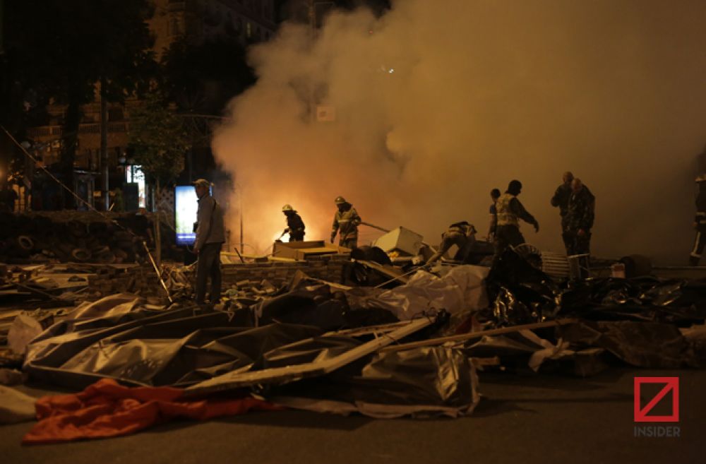 Пожар начался на баррикаде возле ЦУМа