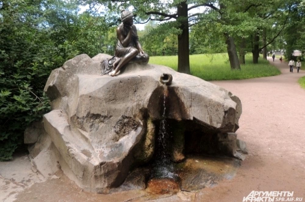 Девушка с кувшином - самый популярный фонтан парка.