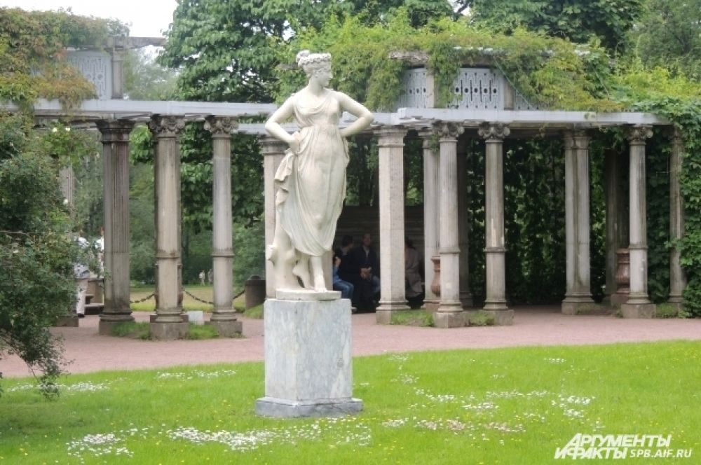 На территории паркового ансамбля в стиле XVIII века располагаются два дворца и более ста скульптур и памятников архитектуры.
