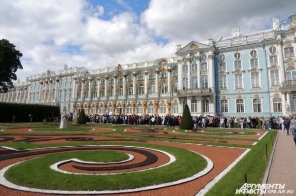 Екатерининский дворец поражает своей роскошью.