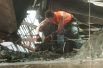Развороченный железнодорожный мост после взрыва