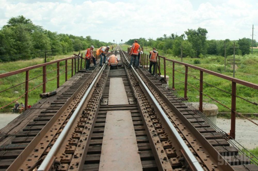 Разрушенный железнодорожный мост в Запорожской области