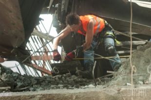 Взорванный железнодорожный мост в Запорожской области