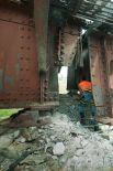 У моста обрушилась часть бетонной стойки