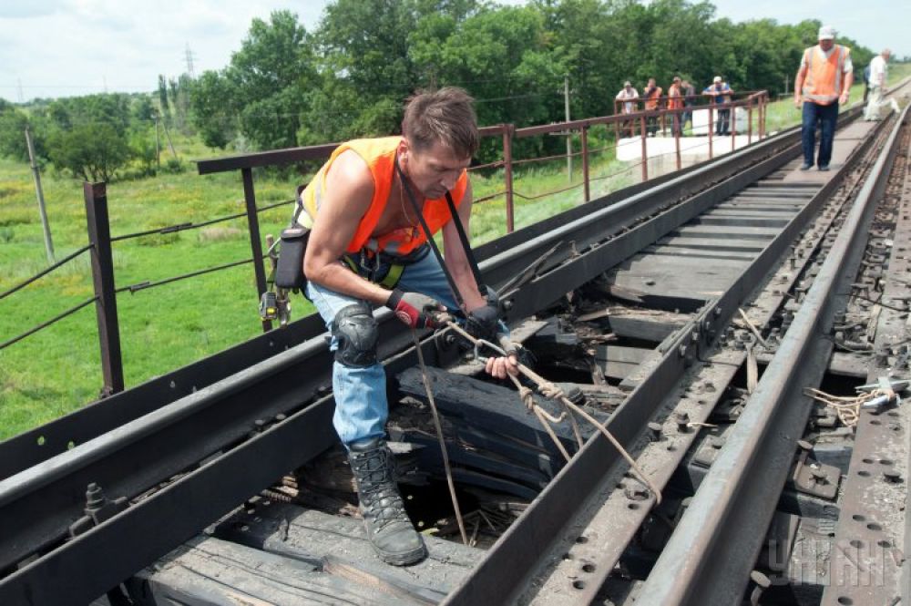 Работники «Укрзалізниці» исследуют место взрыва
