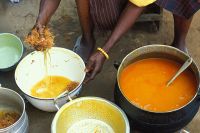 Процесс изготовления пальмового масла в Того.
