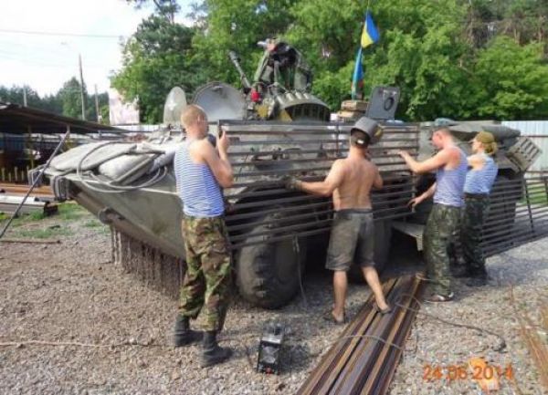 Солдаты модернизируют старые БТР