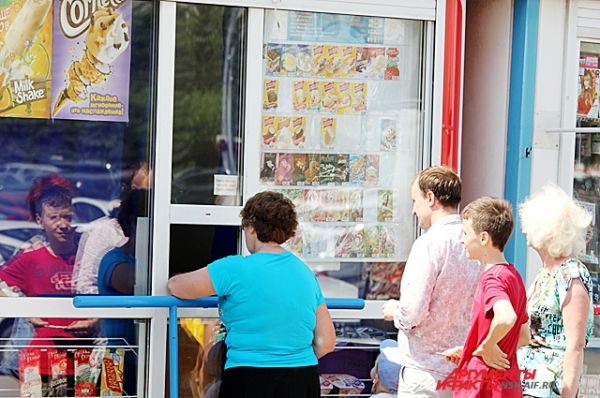 Очереди в торговые киоски с мороженым - непременный атрибут жаркого новосибирского июня.