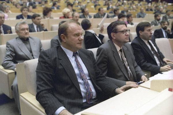 В декабре 1993 года Геннадий Зюганов был избран депутатом Государственной думы I созыва по списку КПРФ, и уже со следующего года возглавил фракцию партии.