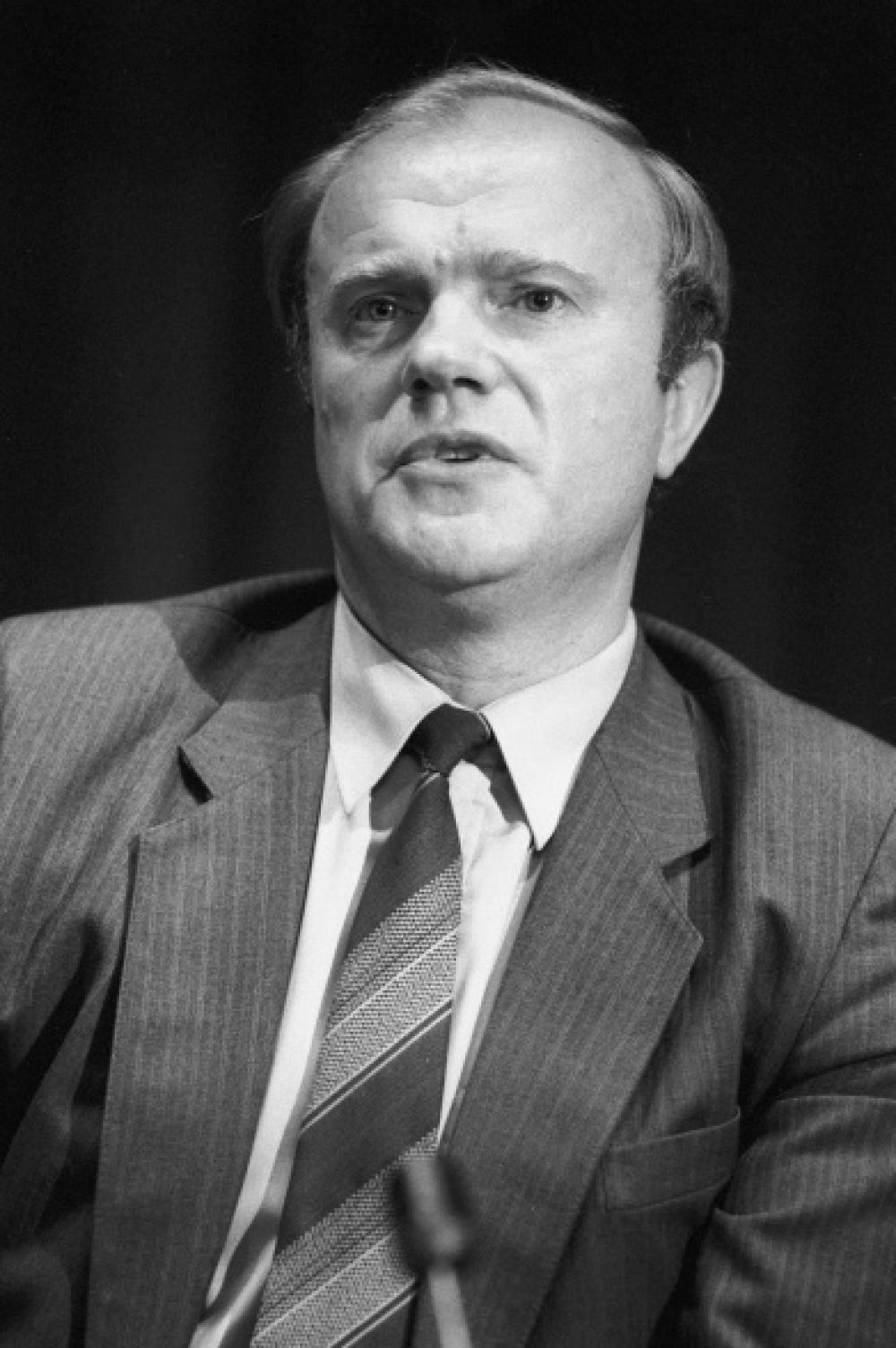 Геннадий Зюганов вступил в КПСС в 1966 году. К тому моменту он уже отслужил в радиационно-химической разведке. Из первого секретаря Орловского обкома ВЛКСМ через несколько лет он превратился в заведующего сектором в отделе агитации и пропаганды ЦК КПСС.