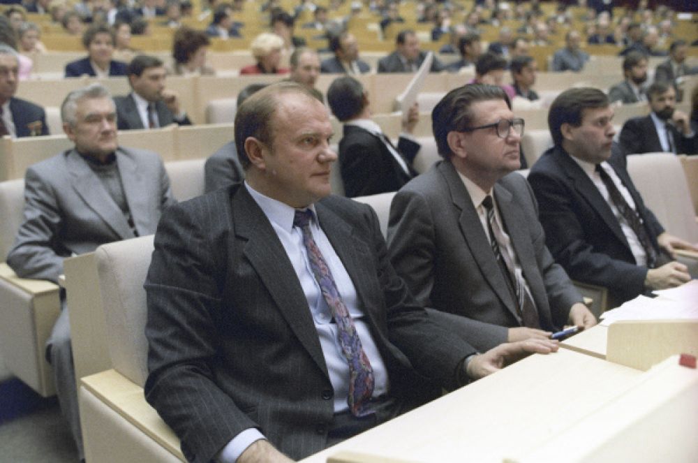 В декабре 1993 года Геннадий Зюганов был избран депутатом Государственной думы I созыва по списку КПРФ, и уже со следующего года возглавил фракцию партии.