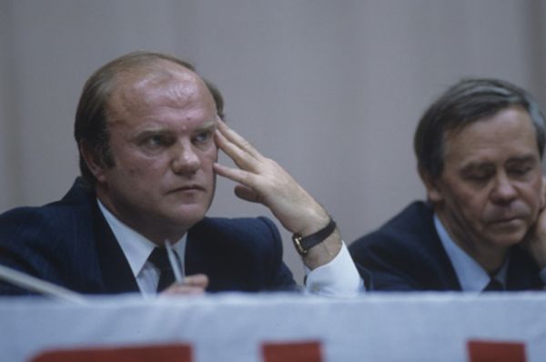 В 1991 году Зюганов был среди тех, кто подписал обращение «Слово к народу», в котором описывались меры по предупреждению распада СССР. Тогда же он был избранном членом координационного совета движения «Отчизна».