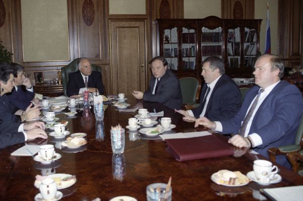 После дефолта в августе 1998 года Ельцин предложил Черномырдина на должность премьера, но несогласие Зюганова с этой кандидатурой привело к тому, что пост достался Примакову.