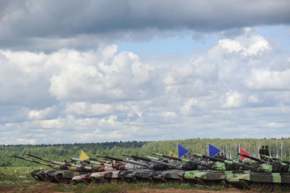 Танки Т-72Б на полигоне 2-й гвардейской мотострелковой Таманской дивизии.