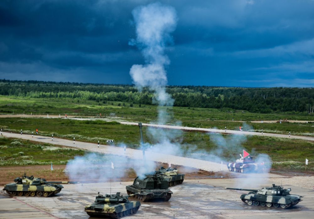 Показательные выступления «Танковый балет» на танках Т-90 в исполнении военнослужащих Кантемировской танковой дивизии.