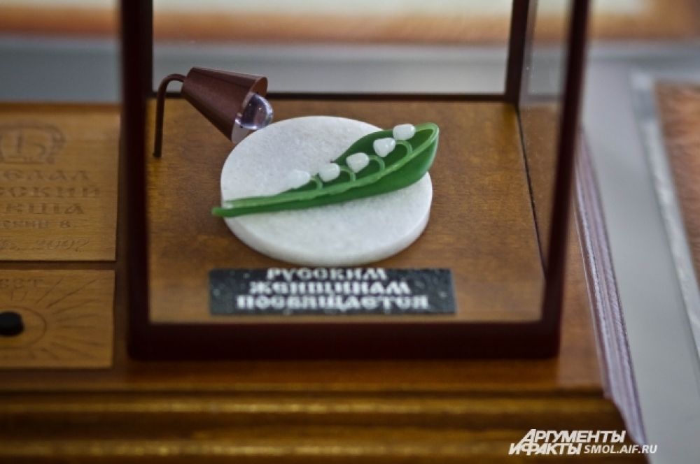 Микроминиатюру «Ландыши» художник посвятил русским женщинам.