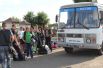 Автобусы МЧС доставляют беженцев до вертолетной площадки.