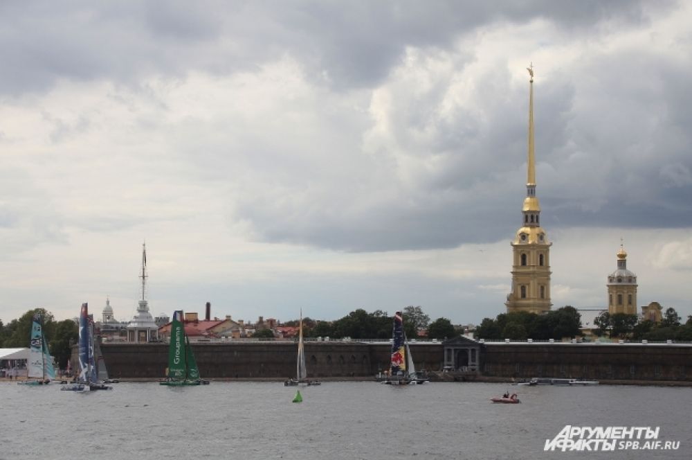 Гонки четвертого этапа в Санкт-Петербурге проходят в акватории Невы в районе стрелки Васильевского острова.