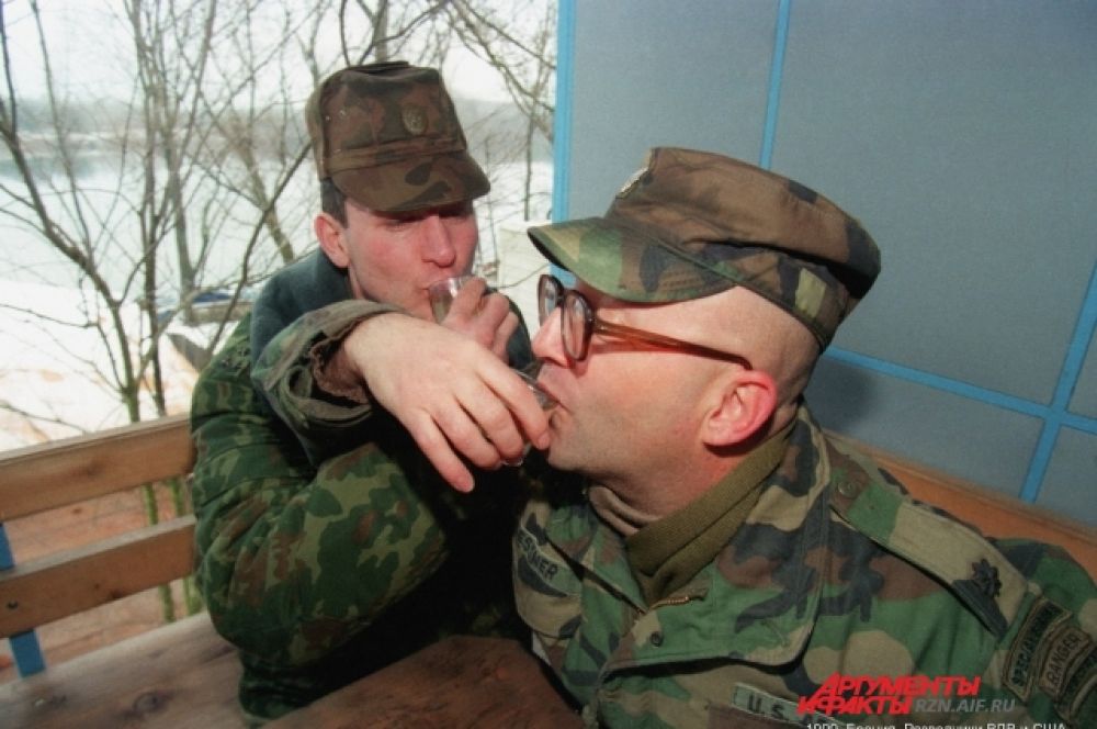 1999 год. Босния. Разведчики ВДВ и США пьют за Победу.