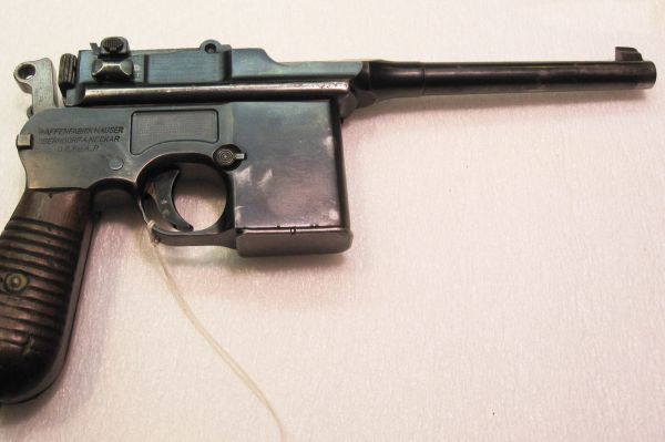 В 1932 году Mauser выпустила доработанную версию пистолета C96 – M.712. У пистолета были присоединяемые магазины на 10 и 20 патронов и ударно-спусковой механизм Никла, что позволяло стрелять со скоростью 850 выстрелов в минуту. В Германии M.712 также известна как пистолет-пулемет M.32.