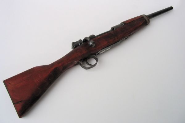 Винтовка Mauser 98, выпущенная в 1898 году, вплоть до Второй Мировой войны оставалась на вооружении многих стран мира, считаясь одной из самых точных и надёжных в мире. В общей сложности было продано от 91 до 125 миллионов экземпляров этой винтовки и считается самой массовой неавтоматической винтовкой в мире. Многие современные снайперские винтовки являются вариацией системы 98-й модели.