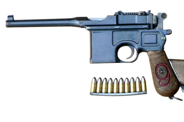 В 1895 году в экспериментальном цеху компании Mauser братья Федерле разработали пистолет C96. Для того времени это был один из самых мощных пистолетов, а позиционировался он и вовсе как легкий карабин. Правда, из-за разброса пуль по горизонтали в несколько метров C96 не подходил для прицельной стрельбы. В общей сложности было произведено около миллиона экземпляров этого пистолета, а благодаря кино он стал узнаваемой в России частью образа чекиста.