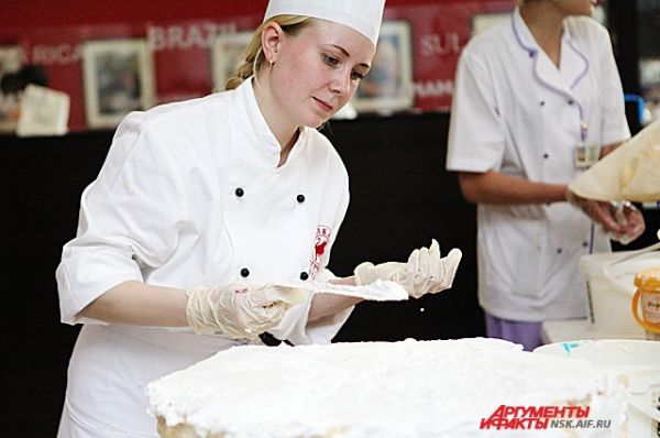Для изготовления сладкого изделия было организовано около 40 рабочих мест для кондитеров и кулинаров. 