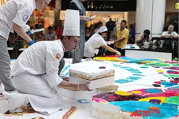 Торт декорирован праздничной символикой Дня города.