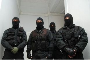 Неизвестные люди в масках