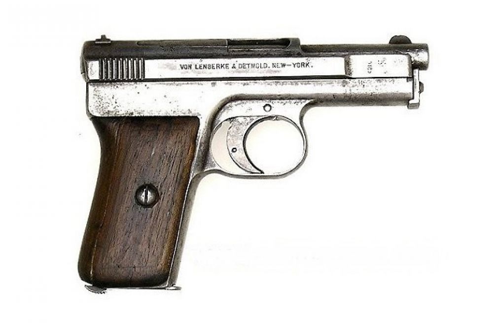 После успеха полуавтоматического пистолета C96 в Mauser было решено создать не столь мощную, но чуть более компактную модель под патрон 9х19 мм Парабеллум. В результате был разработан самозарядный пистолет M1910. Этот пистолет состоял на вооружении Германии, России, Бразилии и Финляндии. Зачастую M1910 использовался как личное оружие офицеров.