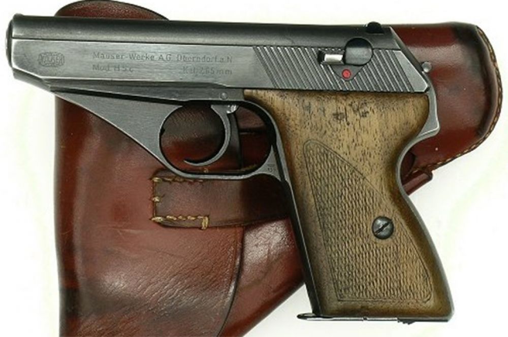В 1941 году на вооружение Вермахта был принят пистолет Mauser HSc. Он изначально разрабатывался для скрытого ношения, а в годы войны был табельным оружием служащих Люфтваффе и КригсМарине.