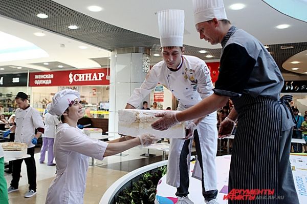В изготовлении торта участвовали победители фестиваля кулинарного искусства «Сибирское гостеприимство – 2013». 