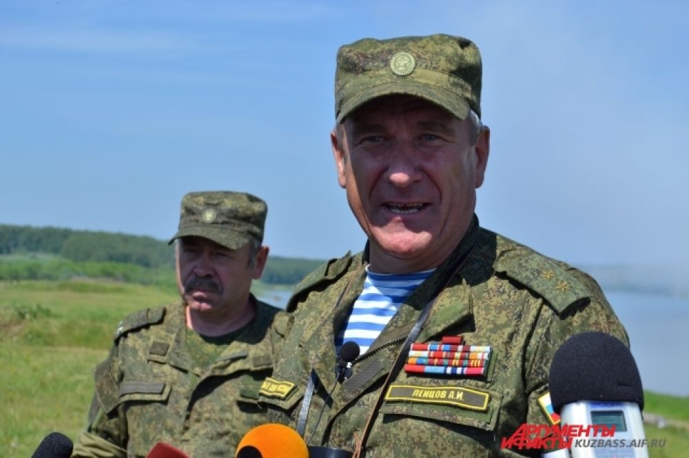 Заместитель командующего Сухопутными войсками генерал-лейтенант Ленцов высоко оценил управляемость 41-й армии и высокий боевой дух солдат.