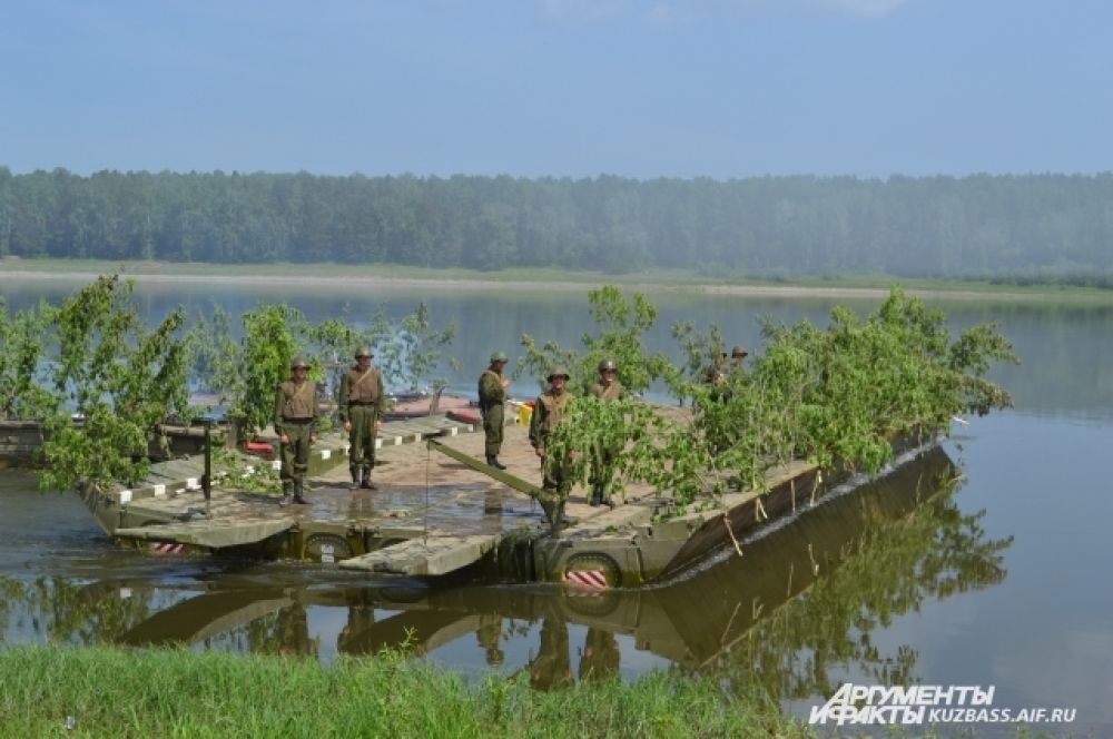 Три понтона, сцепленные вместе, выдерживают один танк.